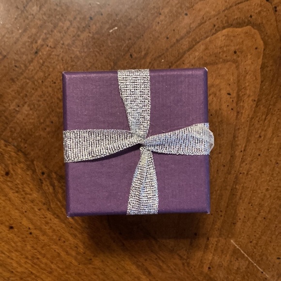 🌸NIB AVON Eternity Circle Rhinestone Hoop Earrings - Picture 5 of 9